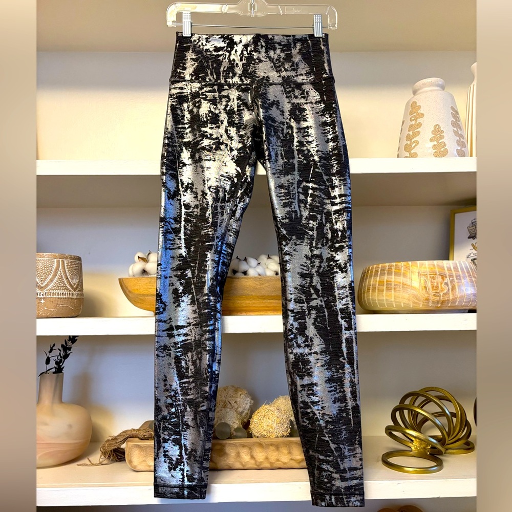 🩶Price Drop!💪 LULULEMON Wunder Under Leggings in Silver Brindle Foil Print! Sz 6